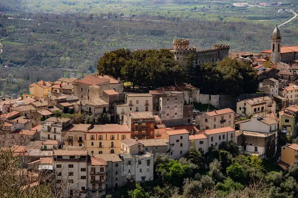 Monteroduni, İtalya 'nın Molise eyaletinde yer alan bir şehirdir. 460 metre yükseklikteki bir tepede, panoramik bir konumda, Pignatelli Kalesi 'ni temsil ediyor..