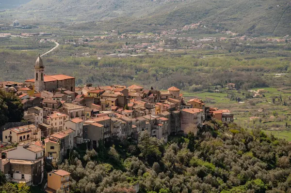 Monteroduni, İtalya 'nın Molise eyaletinde yer alan bir şehirdir. 460 metre yükseklikteki bir tepede, panoramik bir konumda, Pignatelli Kalesi 'ni temsil ediyor..