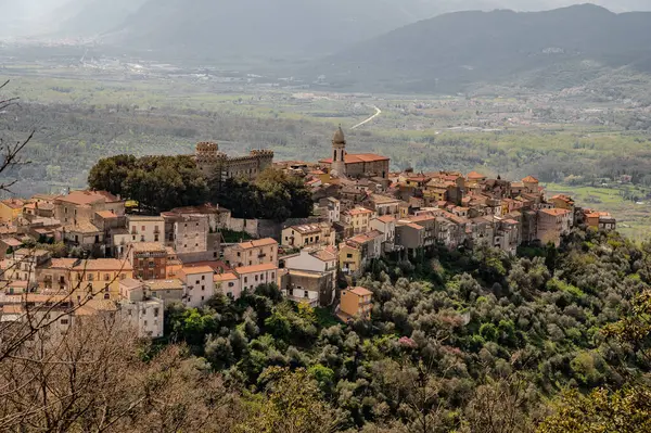 Monteroduni, İtalya 'nın Molise eyaletinde yer alan bir şehirdir. 460 metre yükseklikteki bir tepede, panoramik bir konumda, Pignatelli Kalesi 'ni temsil ediyor..