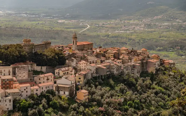 Monteroduni, İtalya 'nın Molise eyaletinde yer alan bir şehirdir. 460 metre yükseklikteki bir tepede, panoramik bir konumda, Pignatelli Kalesi 'ni temsil ediyor..