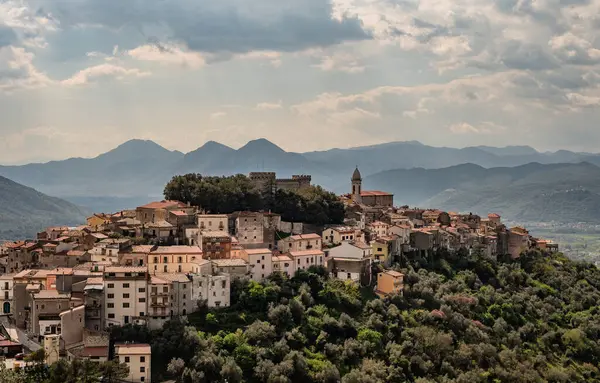 Monteroduni, İtalya 'nın Molise eyaletinde yer alan bir şehirdir. 460 metre yükseklikteki bir tepede, panoramik bir konumda, Pignatelli Kalesi 'ni temsil ediyor..