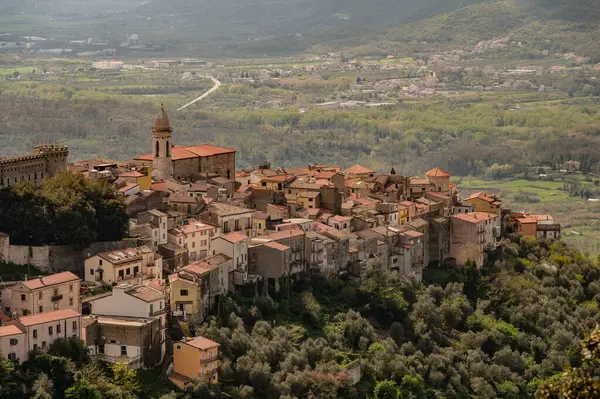 Monteroduni, İtalya 'nın Molise eyaletinde yer alan bir şehirdir. 460 metre yükseklikteki bir tepede, panoramik bir konumda, Pignatelli Kalesi 'ni temsil ediyor..