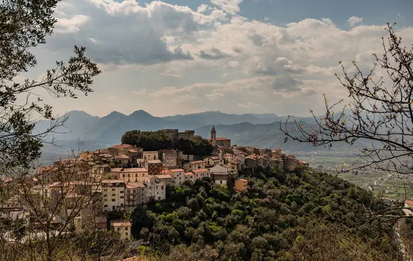 Monteroduni, İtalya 'nın Molise eyaletinde yer alan bir şehirdir. 460 metre yükseklikteki bir tepede, panoramik bir konumda, Pignatelli Kalesi 'ni temsil ediyor..
