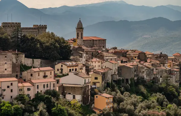 Monteroduni, İtalya 'nın Molise eyaletinde yer alan bir şehirdir. 460 metre yükseklikteki bir tepede, panoramik bir konumda, Pignatelli Kalesi 'ni temsil ediyor..
