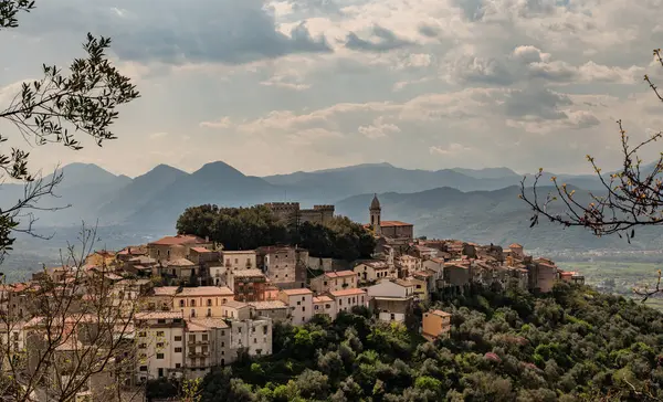 Monteroduni, İtalya 'nın Molise eyaletinde yer alan bir şehirdir. 460 metre yükseklikteki bir tepede, panoramik bir konumda, Pignatelli Kalesi 'ni temsil ediyor..