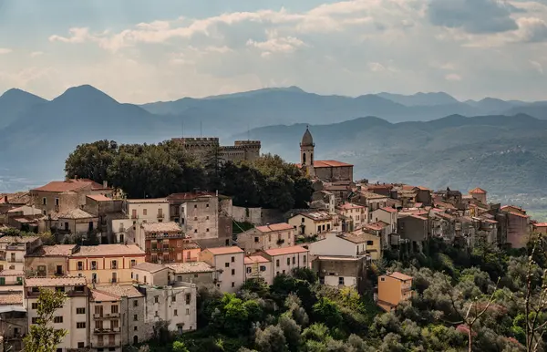 Monteroduni, İtalya 'nın Molise eyaletinde yer alan bir şehirdir. 460 metre yükseklikteki bir tepede, panoramik bir konumda, Pignatelli Kalesi 'ni temsil ediyor..