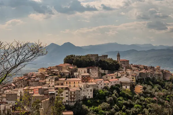 Monteroduni, İtalya 'nın Molise eyaletinde yer alan bir şehirdir. 460 metre yükseklikteki bir tepede, panoramik bir konumda, Pignatelli Kalesi 'ni temsil ediyor..