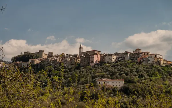 Monteroduni, İtalya 'nın Molise eyaletinde yer alan bir şehirdir. 460 metre yükseklikteki bir tepede, panoramik bir konumda, Pignatelli Kalesi 'ni temsil ediyor..
