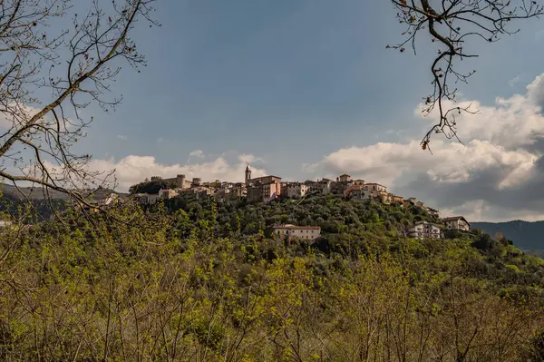 Monteroduni, İtalya 'nın Molise eyaletinde yer alan bir şehirdir. 460 metre yükseklikteki bir tepede, panoramik bir konumda, Pignatelli Kalesi 'ni temsil ediyor..