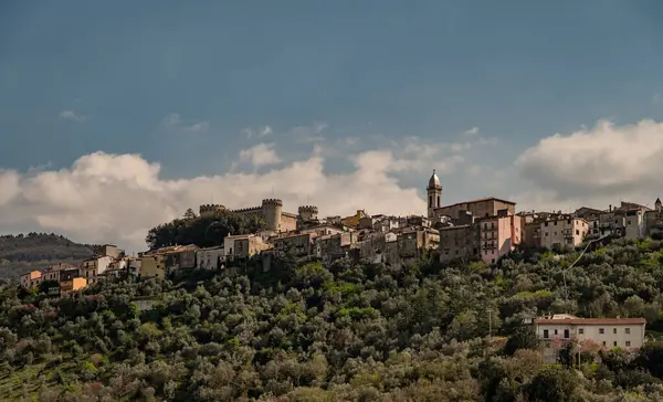 Monteroduni, İtalya 'nın Molise eyaletinde yer alan bir şehirdir. 460 metre yükseklikteki bir tepede, panoramik bir konumda, Pignatelli Kalesi 'ni temsil ediyor..