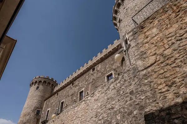 Pignatelli Şatosu 18. yüzyıla dayanır. Lombardlar San Michele şapeli ile küçük bir kale inşa etmişlerdi..