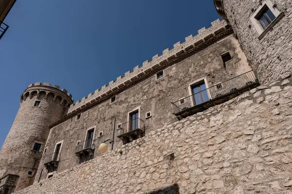 Pignatelli Şatosu 18. yüzyıla dayanır. Lombardlar San Michele şapeli ile küçük bir kale inşa etmişlerdi..