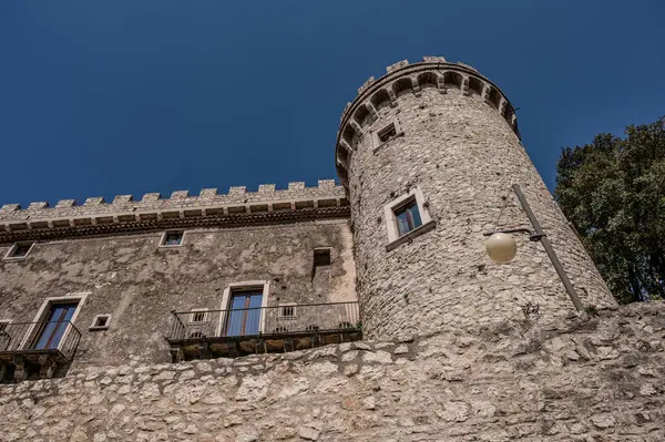 Pignatelli Şatosu 18. yüzyıla dayanır. Lombardlar San Michele şapeli ile küçük bir kale inşa etmişlerdi..