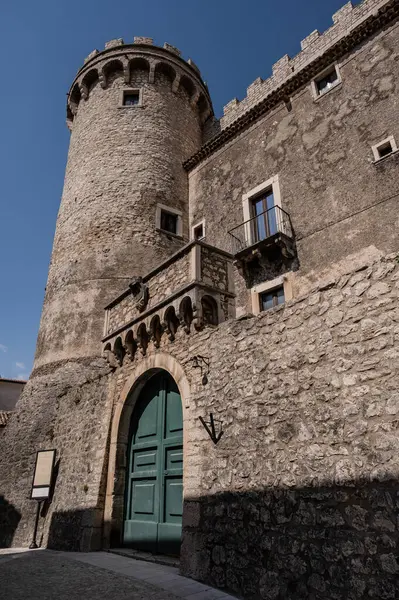 Pignatelli Şatosu 18. yüzyıla dayanır. Lombardlar San Michele şapeli ile küçük bir kale inşa etmişlerdi..