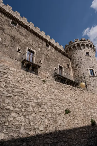 Pignatelli Şatosu 18. yüzyıla dayanır. Lombardlar San Michele şapeli ile küçük bir kale inşa etmişlerdi..