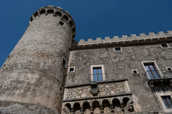 Pignatelli Şatosu 18. yüzyıla dayanır. Lombardlar San Michele şapeli ile küçük bir kale inşa etmişlerdi..