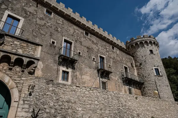 Pignatelli Şatosu 18. yüzyıla dayanır. Lombardlar San Michele şapeli ile küçük bir kale inşa etmişlerdi..