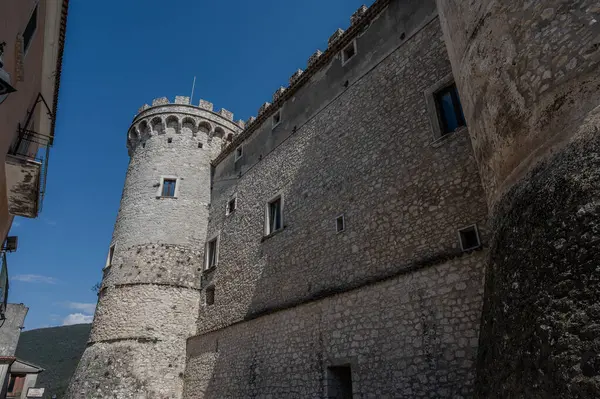 Pignatelli Şatosu 18. yüzyıla dayanır. Lombardlar San Michele şapeli ile küçük bir kale inşa etmişlerdi..
