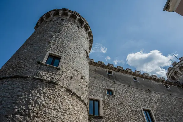 Pignatelli Şatosu 18. yüzyıla dayanır. Lombardlar San Michele şapeli ile küçük bir kale inşa etmişlerdi..