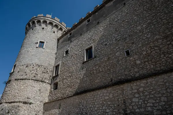 Pignatelli Şatosu 18. yüzyıla dayanır. Lombardlar San Michele şapeli ile küçük bir kale inşa etmişlerdi..