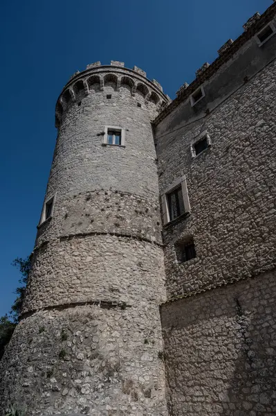 Pignatelli Şatosu 18. yüzyıla dayanır. Lombardlar San Michele şapeli ile küçük bir kale inşa etmişlerdi..