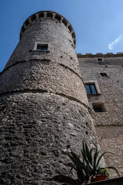 Pignatelli Şatosu 18. yüzyıla dayanır. Lombardlar San Michele şapeli ile küçük bir kale inşa etmişlerdi..