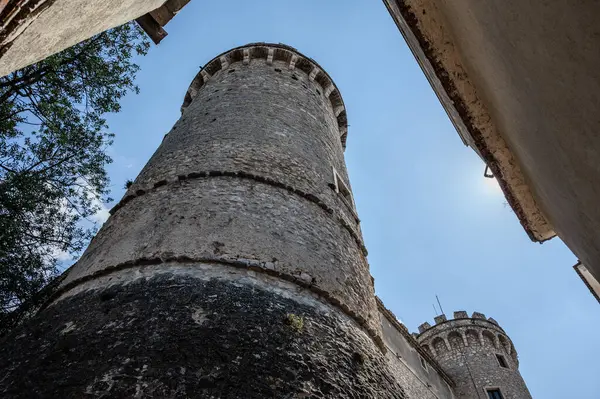 Pignatelli Şatosu 18. yüzyıla dayanır. Lombardlar San Michele şapeli ile küçük bir kale inşa etmişlerdi..