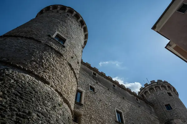 Pignatelli Şatosu 18. yüzyıla dayanır. Lombardlar San Michele şapeli ile küçük bir kale inşa etmişlerdi..