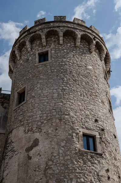 Pignatelli Şatosu 18. yüzyıla dayanır. Lombardlar San Michele şapeli ile küçük bir kale inşa etmişlerdi..
