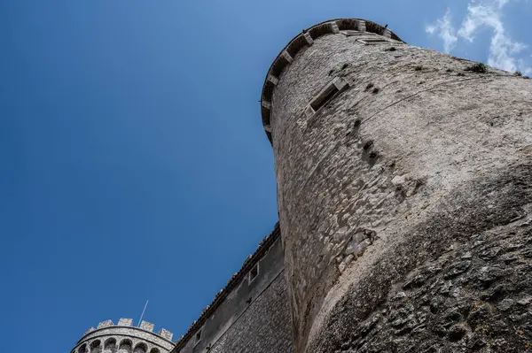 Pignatelli Şatosu 18. yüzyıla dayanır. Lombardlar San Michele şapeli ile küçük bir kale inşa etmişlerdi..