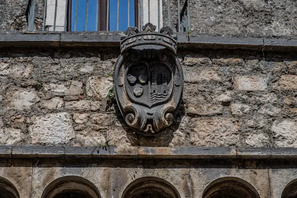 Pignatelli Şatosu 18. yüzyıla dayanır. Lombardlar San Michele şapeli ile küçük bir kale inşa etmişlerdi..