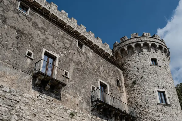 Pignatelli Şatosu 18. yüzyıla dayanır. Lombardlar San Michele şapeli ile küçük bir kale inşa etmişlerdi..