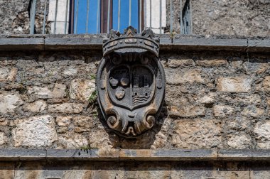 Pignatelli Şatosu 18. yüzyıla dayanır. Lombardlar San Michele şapeli ile küçük bir kale inşa etmişlerdi..