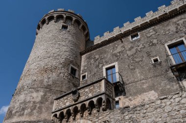 Pignatelli Şatosu 18. yüzyıla dayanır. Lombardlar San Michele şapeli ile küçük bir kale inşa etmişlerdi..