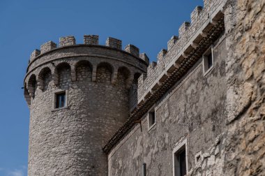 Pignatelli Şatosu 18. yüzyıla dayanır. Lombardlar San Michele şapeli ile küçük bir kale inşa etmişlerdi..