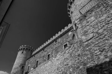 Pignatelli Şatosu 18. yüzyıla dayanır. Lombardlar San Michele şapeli ile küçük bir kale inşa etmişlerdi..