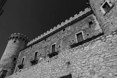 Pignatelli Şatosu 18. yüzyıla dayanır. Lombardlar San Michele şapeli ile küçük bir kale inşa etmişlerdi..