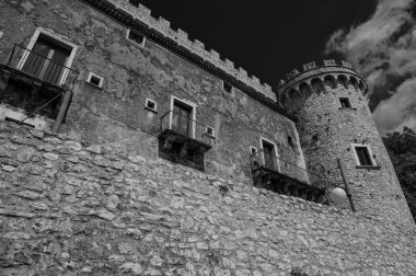 Pignatelli Şatosu 18. yüzyıla dayanır. Lombardlar San Michele şapeli ile küçük bir kale inşa etmişlerdi..