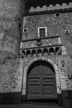 Pignatelli Şatosu 18. yüzyıla dayanır. Lombardlar San Michele şapeli ile küçük bir kale inşa etmişlerdi..