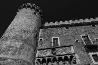 Pignatelli Şatosu 18. yüzyıla dayanır. Lombardlar San Michele şapeli ile küçük bir kale inşa etmişlerdi..