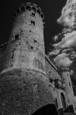 Pignatelli Şatosu 18. yüzyıla dayanır. Lombardlar San Michele şapeli ile küçük bir kale inşa etmişlerdi..