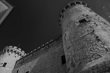 Pignatelli Şatosu 18. yüzyıla dayanır. Lombardlar San Michele şapeli ile küçük bir kale inşa etmişlerdi..