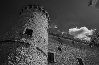 Pignatelli Şatosu 18. yüzyıla dayanır. Lombardlar San Michele şapeli ile küçük bir kale inşa etmişlerdi..