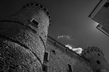 Pignatelli Şatosu 18. yüzyıla dayanır. Lombardlar San Michele şapeli ile küçük bir kale inşa etmişlerdi..