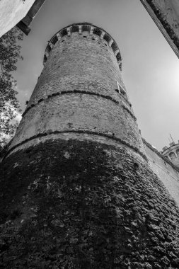 Pignatelli Şatosu 18. yüzyıla dayanır. Lombardlar San Michele şapeli ile küçük bir kale inşa etmişlerdi..