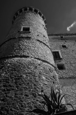 Pignatelli Şatosu 18. yüzyıla dayanır. Lombardlar San Michele şapeli ile küçük bir kale inşa etmişlerdi..