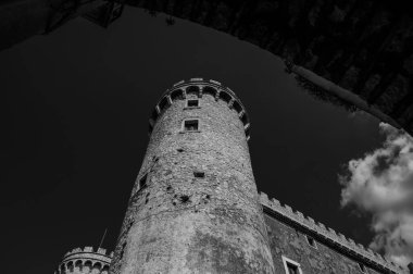 Pignatelli Şatosu 18. yüzyıla dayanır. Lombardlar San Michele şapeli ile küçük bir kale inşa etmişlerdi..