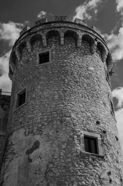 Pignatelli Şatosu 18. yüzyıla dayanır. Lombardlar San Michele şapeli ile küçük bir kale inşa etmişlerdi..