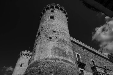 Pignatelli Şatosu 18. yüzyıla dayanır. Lombardlar San Michele şapeli ile küçük bir kale inşa etmişlerdi..