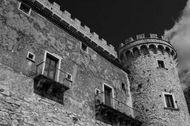 Pignatelli Şatosu 18. yüzyıla dayanır. Lombardlar San Michele şapeli ile küçük bir kale inşa etmişlerdi..